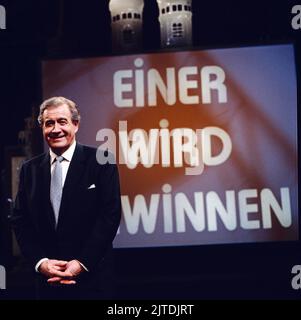 Einer wird gewinnen, auch EWG genannt, ARD Quizsendung, Österreich, 1981, Bild: Showmaster Hans-Joachim Kulenkampff. Einer wird gewinnen, also called EWG, TV quiz show, Austria, 1981, photo: Show master and host Hans-Joachim Kulenkampff Stock Photo