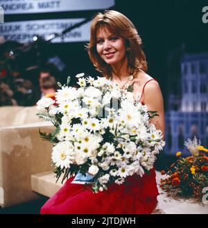 Einer wird gewinnen, auch EWG genannt, ARD Quizsendung, Österreich, 1985, Bild: Gaby Kimpfel, deutsche Schauspielerin, hier als Kulenkampff Assistentin.  Einer wird gewinnen, also called EWG, TV quiz show, Österreich, 1985, photo: German actress Gaby Kimpfel, here as Kulenkampff assistant. Stock Photo