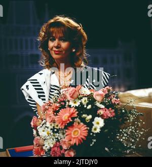 Einer wird gewinnen, auch EWG genannt, ARD Quizsendung, Deutschland, 1985, Bild: Gaby Kimpfel, deutsche Schauspielerin und Kulenkampff Assistentin.  Einer wird gewinnen, also called EWG, TV quiz show, Deutschland, 1985, photo: Gaby Kimpfel, German actress and Kulenkampff assistant. Stock Photo