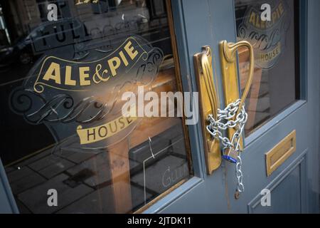 File photo dated 29/01/21 of chains securing the doors of a closed Fuller's pub in London. Pubs and brewers across the UK are at risk of closure within months amid price hikes upwards of 300%, industry bosses have warned. Issue date: Tuesday August 30, 2022. Stock Photo