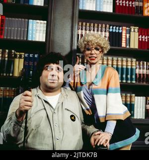 Zwei himmlische Töchter, ZDF Comedy Serie, Deutschland, 1978, Folge 2: Ein Sarg nach Leech, Szene: Klaus Dahlen, Ingrid Steeger. Zwei himmlische Toechter, TV comedy series, Germany, 1978, episode 2: Ein Sarg nach Leech, scene: Klaus Dahlen and Ingrid Steeger Stock Photo