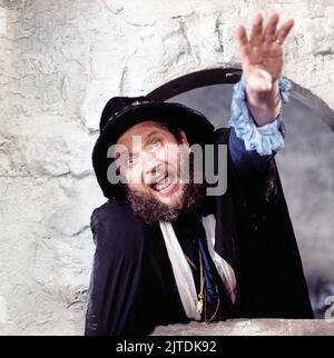 Zwei himmlische Töchter, ZDF Comedy Serie, Deutschland, 1978, Folge 5: Ein Tenor nach Paris, Szene: Ivan Rebroff als Enzo Lorenzo. Zwei himmlische Toechter, TV comedy series, Germany, 1978, episode 5: Ein Tenor nach Paris, scene: Ivan Rebroff Stock Photo