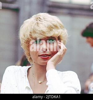 Zwei himmlische Töchter, ZDF Comedy Serie, Deutschland, 1978, Bild: Schauspielerin Ingrid Steeger in einer Drehpause. Zwei himmlische Toechter, TV comedy series, Germany, 1978, photo: actress Ingrid Steeger during a film break. Stock Photo