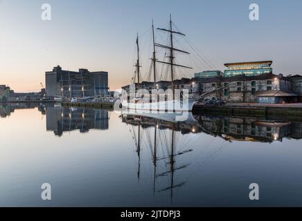 Cork City, Cork, Ireland. 30th August, 2022. Sail training tallship Grace O'Malley berthed at the North Custom House Quay before Dawn in Cork City, Ireland. - Credit; David Creedon / Alamy Live News Stock Photo