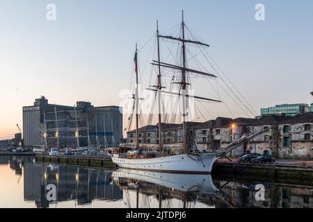 Cork City, Cork, Ireland. 30th August, 2022. Sail training tallship Grace O'Malley berthed at the North Custom House Quay before Dawn in Cork City, Ireland. - Credit; David Creedon / Alamy Live News Stock Photo