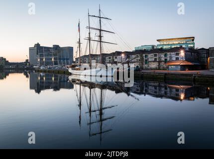 Cork City, Cork, Ireland. 30th August, 2022. Sail training tallship Grace O'Malley berthed at the North Custom House Quay before Dawn in Cork City, Ireland. - Credit; David Creedon / Alamy Live News Stock Photo