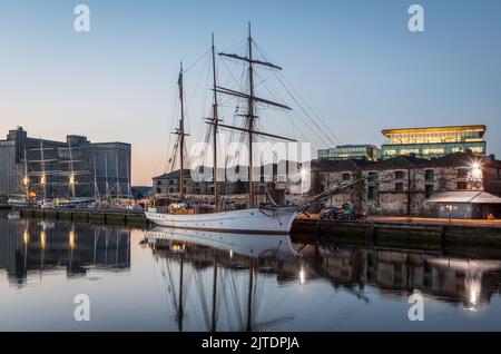 Cork City, Cork, Ireland. 30th August, 2022. Sail training tallship Grace O'Malley berthed at the North Custom House Quay before Dawn in Cork City, Ireland. - Credit; David Creedon / Alamy Live News Stock Photo