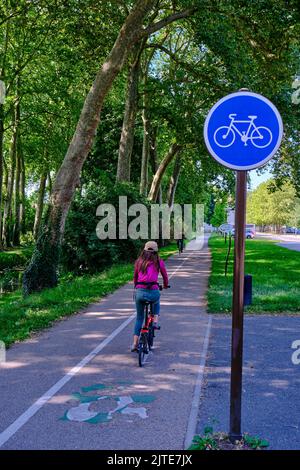 France, Cher (18), Bourges, cycling along the Canal de Berry and the Trouée verte Stock Photo