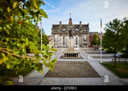 Railway town Crewe, Cheshire East. town hall 1924 war memorial features a bronze sculpture of Britannia on a pedestal in Memorial Square. Stock Photo