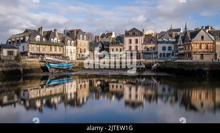 Auray, France - 02-05-2022: photograph of the walk on the port of Auray in Morbihan in Brittany in the evening. Stock Photo