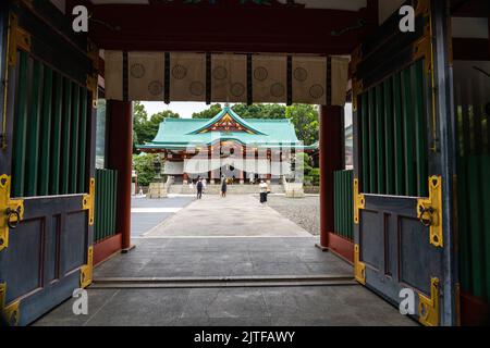 The main entrance to the Hie Jinja shrine in Nagatacho, Chiyoda, Tokyo, Japan. The Shinto shrine is one of the three major shrines of Tokyo. Stock Photo