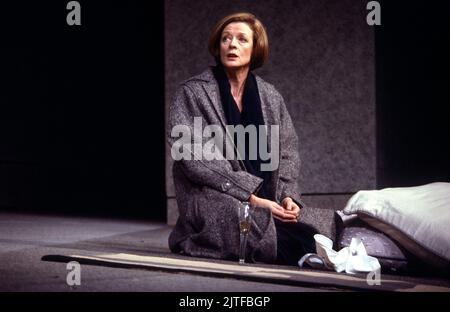 Maggie Smith (Halina) in COMING IN TO LAND by Stephen Poliakoff at the Lyttelton Theatre, National Theatre (NT), London SE1  07/01/1987   design: Alison Chitty  lighting: Stephen Wentworth  director: Peter Hall Stock Photo