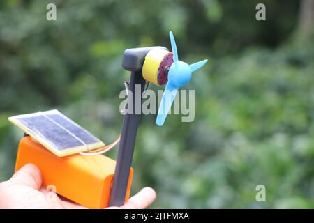 Solar powered fan hat hi-res stock photography and images - Alamy