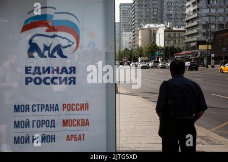 Moscow, Russia. 19th of August, 2022. Visual agitation of the United Russia political party during the election campaign of deputies of municipalities in Moscow city, Russia. The banner reads 'My country is Russia. My city is Moscow. My district is Arbat' Stock Photo