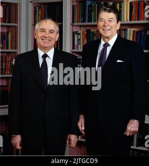 Washington, United States Of America. 11th Jan, 2010. United States President Ronald Reagan and General Secretary of the Communist Party of the Soviet Union Mikhail Sergeyevich Gorbachev pose for a portrait in the Library on Tuesday, December 8, 1987.Mandatory Credit: Bill Fitz-Patrick - White House via CNP *** Please Use Credit from Credit Field *** Credit: Sipa USA/Alamy Live News Stock Photo