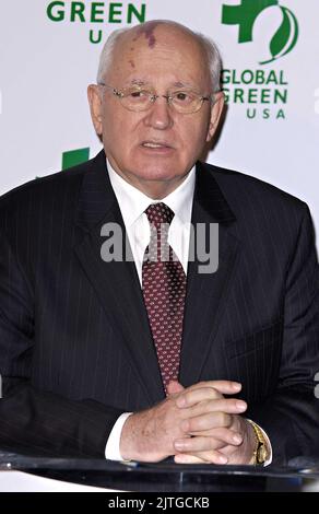 Beverly Hills, California, USA. 15th Apr, 2005. Mikhail Gorbachev. Mikhail Gorbachev and Global Green Announce Awards for Contribution to the Environment at the Beverly Hills Hotel. Photo Credit: Giulio Marcocchi/Sipa Press/0504181904 Credit: Sipa USA/Alamy Live News Stock Photo