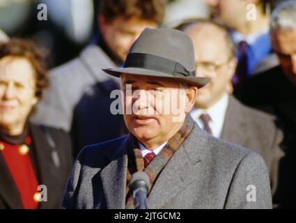 President Mikhail Gorbachev of the Soviet Union makes a statement as he prepares to depart from JFK International Airport in New York, New York after meeting with United States President Ronald Reagan and US President-elect George H.W. Bush on December 8, 1988. Credit: Ron Sachs/CNP *** Please Use Credit from Credit Field *** Credit: Sipa USA/Alamy Live News Stock Photo