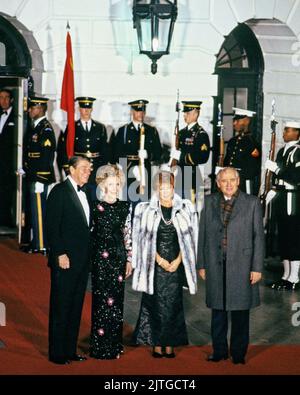 United States President Ronald Reagan, left, and first lady Nancy Reagan, second left, welcome General Secretary of the Central Committee of the Communist Party of the Soviet Union Mikhail Sergeyevich Gorbachev, right, and his wife, Raisa Gorbacheva, right center, to a State Dinner in their honor at the Diplomatic Entrance on the South side of the White House in Washington, DC on December 8, 1987.Credit: Arnie Sachs/CNP *** Please Use Credit from Credit Field *** Credit: Sipa USA/Alamy Live News Stock Photo