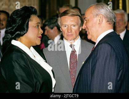 Coretta Scott King, left, meets President Mikhail Gorbachev of the Soviet Union, left, at the Embassy of the Union of Soviet Socialist Republics in Washington, DC on June 1, 1990. The person at center is unidentified.Credit: Ron Sachs/CNP *** Please Use Credit from Credit Field *** Credit: Sipa USA/Alamy Live News Stock Photo