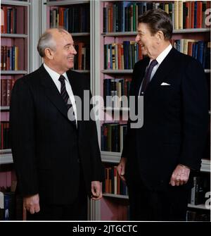 Washington, United States Of America. 11th Jan, 2010. United States President Ronald Reagan and General Secretary of the Communist Party of the Soviet Union Mikhail Sergeyevich Gorbachev share a light moment during their photo session in the Library on Tuesday, December 8, 1987.Mandatory Credit: Bill Fitz-Patrick - White House via CNP *** Please Use Credit from Credit Field *** Credit: Sipa USA/Alamy Live News Stock Photo