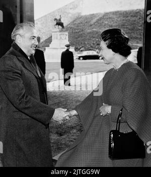 File photo dated 07/04/89 of Soviet President Mikhail Gorbachev being greeted by Queen Elizabeth II at the entrance to Windsor Castle. Gorbachev, who as the last leader of the Soviet Union waged a losing battle to salvage a crumbling empire but produced extraordinary reforms that led to the end of the Cold War, has died at 91, according to Russian media. Issue date: Tuesday August 30, 2022. Stock Photo