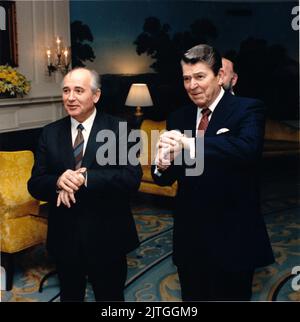 Washington, United States Of America. 11th Jan, 2010. United States President Ronald Reagan and General Secretary of the Communist Party of the Soviet Union Mikhail Sergeyevich Gorbachev check the time in the Diplomatic Reception Room of the White House in Washington, DC on Wednesday, December 9, 1987. The President referred to this situation during an interview with columnists in the afternoon.Mandatory Credit: Bill Fitz-Patrick - White House via CNP/Sipa USA Credit: Sipa USA/Alamy Live News Stock Photo