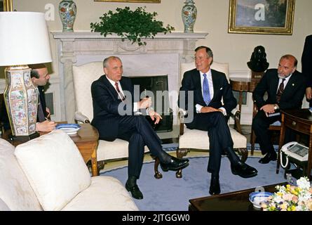 United States President George H.W. Bush, right, meets with President Mikhail Gorbachev of the Union of Soviet Socialist Republics, left, in the Oval Office of the White House in Washington, DC on Thursday, May 31, 1990. It was the start of three days of talks between the two leaders.Credit: Ron Sachs/CNP/Sipa USA Credit: Sipa USA/Alamy Live News Stock Photo