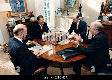 Washington, United States Of America. 11th Jan, 2010. United States President Ronald Reagan and General Secretary of the Communist Party of the Soviet Union Mikhail Sergeyevich Gorbachev meet in the Oval Office study during the morning of Wednesday, December 9, 1987. The U.S. and U.S.S.R. interpreters attended the meeting.Mandatory Credit: Bill Fitz-Patrick - White House via CNP/Sipa USA Credit: Sipa USA/Alamy Live News Stock Photo