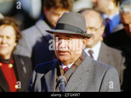 President Mikhail Gorbachev of the Soviet Union makes a statement as he prepares to depart from JFK International Airport in New York, New York after meeting with United States President Ronald Reagan and US President-elect George H.W. Bush on December 8, 1988. Credit: Ron Sachs/CNP Stock Photo