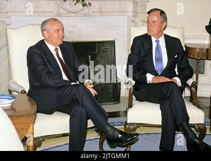 United States President George H.W. Bush, right, meets with President Mikhail Gorbachev of the Union of Soviet Socialist Republics, left, in the Oval Office of the White House in Washington, DC on Thursday, May 31, 1990. It was the start of three days of talks between the two leaders. Credit: Ron Sachs/CNP Stock Photo