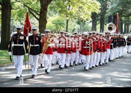 Arlington, Virginia, USA. 25th Aug, 2022. Marines from the The Presidents Own Marine Band, Marines from the Marine Barracks, Washington, DC (8th and I), and the 3d U.S. Infantry Regiment (The Old Guard) Caisson Platoon conduct military funeral honors with funeral escort for Medal of Honor recipient U.S. Marine Corps Sgt. Maj. John Canley in Section 60 of Arlington National Cemetery, Arlington, Va., August. 25, 2022. Credit: U.S. Marines/ZUMA Press Wire Service/ZUMAPRESS.com/Alamy Live News Stock Photo