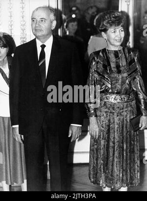 October 2, 1985, Paris, France: MIKHAIL GORBACHEV with his wife RAISA GORBACHOVA during a visit official visit to meet with French President Mitterrand. Gorbachev was a Soviet statesman who served as General Secretary of the Communist Party of the Soviet Union. (Credit Image: © Keystone Press Agency/ZUMA Press Wire) Stock Photo