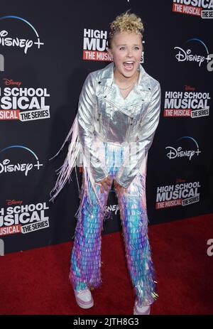 JoJo Siwa arriving to the 'High School Musical: The Musical Series' Season 3 Premiere held on July 27, 2022 Burbank, California © Janet Gough / AFF-USA.com Stock Photo