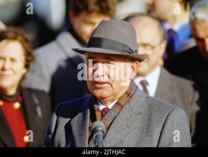 President Mikhail Gorbachev of the Soviet Union makes a statement as he prepares to depart from JFK International Airport in New York, New York after meeting with United States President Ronald Reagan and US President-elect George H.W. Bush on December 8, 1988. Photo byRon Sachs / CNP/ABACAPRESS.COM Stock Photo