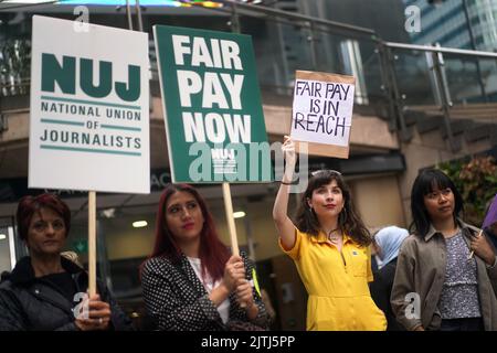 Members of the National Union of Journalists on the picket line outside the offices of Reach Plc in Canary Wharf, London, as they begin strike action after talks to resolve a pay dispute broke down. Picture date: Wednesday August 31, 2022. Stock Photo