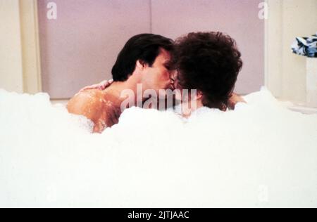 Dynasty, aka Der Denver Clan, Fernsehserie, USA 1981 - 1989, die Darsteller Michael Nader und Joan Collins bei einer Szene in der Badewanne. Stock Photo