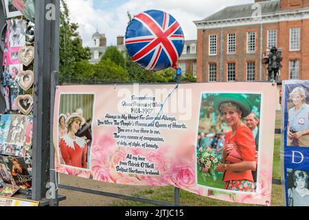 Kensington Palace, London, 31st August 2022.   Royal Fans gather at Kensington Palace Gates on the 25th Anniversary of the death of Diana, Princess of Wales.  The Princess was killed in a car crash in Paris on this day in 1997.  Amanda Rose/Alamy Live News Stock Photo