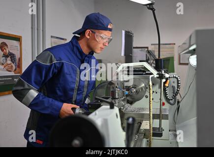 31 August 2022, Brandenburg, Peitz: Niclas Müller, apprentice mechatronics technician, works on a lathe in the training center at the Jänschwalde lignite-fired power plant operated by Lausitz Energie Bergbau AG (Leag). On the same day, a training pact was signed between Leag and Deutsche Bahn AG. Against the background of structural change in Lusatia, Deutsche Bahn and Lausitz Energie Bergbau AG and Lausitz Energie Kraftwerke AG (LEAG) are already working closely together on personnel issues. Now the two companies are taking another important step by concluding a cooperation agreement on the f Stock Photo