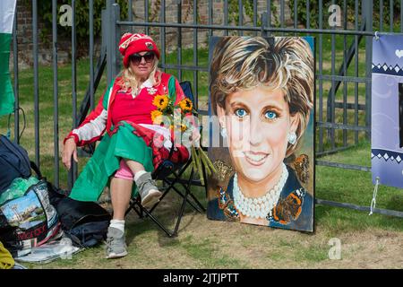 London, UK. 31st August, 2022. People gather outside Kensington Palace to mark the 25th anniversary of Princess Diana's death following a car crash in Paris. Credit: Wiktor Szymanowicz/Alamy Live News Stock Photo