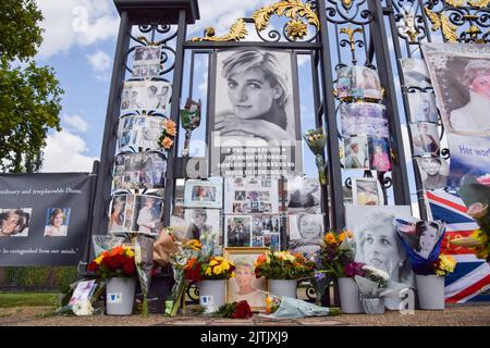 London, UK. 31st August 2022. Flowers and tributes outside Kensington Palace on the 25th anniversary of Princess Diana's death. Credit: Vuk Valcic/Alamy Live News Stock Photo