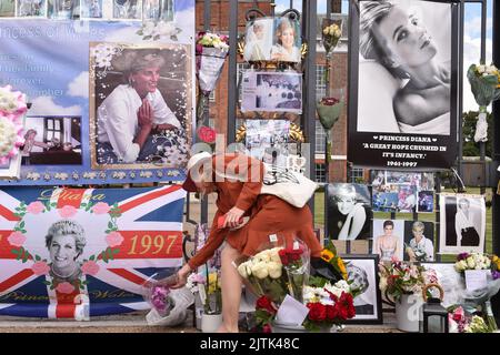 London, England, UK. 31st Aug, 2022. Tributes to Princess of Wales, on the 25th anniversary of Princess Diana's death at Golden Gates opposite Kensington Palace in London, UK (Credit Image: © Thomas Krych/ZUMA Press Wire) Stock Photo