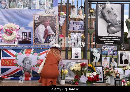 London, England, UK. 31st Aug, 2022. Tributes to Princess of Wales, on the 25th anniversary of Princess Diana's death at Golden Gates opposite Kensington Palace in London, UK (Credit Image: © Thomas Krych/ZUMA Press Wire) Stock Photo