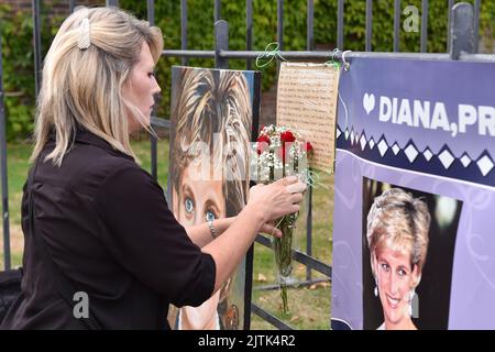 London, England, UK. 31st Aug, 2022. Tributes to Princess of Wales, on the 25th anniversary of Princess Diana's death at Golden Gates opposite Kensington Palace in London, UK (Credit Image: © Thomas Krych/ZUMA Press Wire) Stock Photo