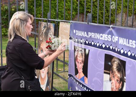 London, England, UK. 31st Aug, 2022. Tributes to Princess of Wales, on the 25th anniversary of Princess Diana's death at Golden Gates opposite Kensington Palace in London, UK (Credit Image: © Thomas Krych/ZUMA Press Wire) Stock Photo