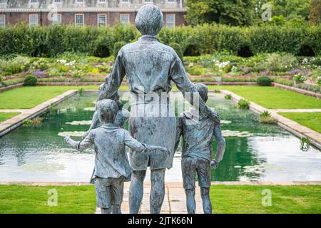 31 August 2022: Princess Diana 60th birthday memorial statue, Sunken Garden, Kensington Palace, London. UK Stock Photo