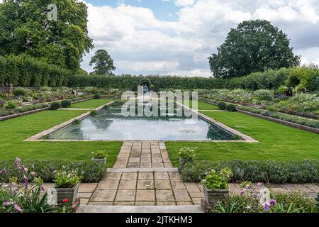 31 August 2022: Princess Diana 60th birthday memorial statue, Sunken Garden, Kensington Palace, London. UK Stock Photo