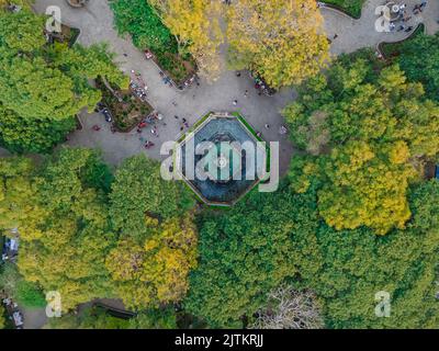 Beautiful aerial cinematic footage of the Antigua City in Guatemala, Its yellow church, the Santa Catalina Arch and the Acatenango Volcano Stock Photo