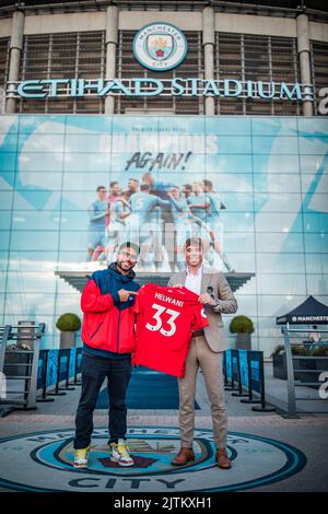 Manchester, UK. 31st Aug, 2022. UFC journalist Ariel Helwani meets Nottingham Forest CEO Dane Murphy in Manchester, United Kingdom on 8/31/2022. (Photo by Ritchie Sumpter/News Images/Sipa USA) Credit: Sipa USA/Alamy Live News Stock Photo