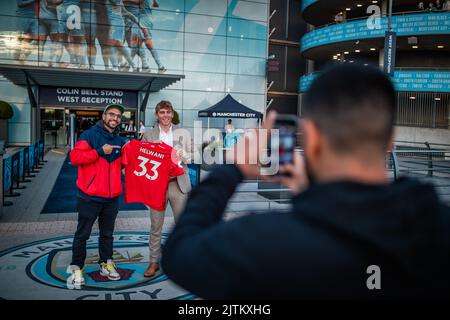 Manchester, UK. 31st Aug, 2022. UFC journalist Ariel Helwani meets Nottingham Forest CEO Dane Murphy in Manchester, United Kingdom on 8/31/2022. (Photo by Ritchie Sumpter/News Images/Sipa USA) Credit: Sipa USA/Alamy Live News Stock Photo