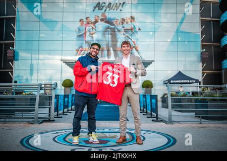 Manchester, UK. 31st Aug, 2022. UFC journalist Ariel Helwani meets Nottingham Forest CEO Dane Murphy in Manchester, United Kingdom on 8/31/2022. (Photo by Ritchie Sumpter/News Images/Sipa USA) Credit: Sipa USA/Alamy Live News Stock Photo